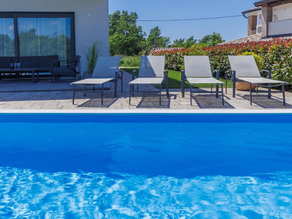 Bazén v ubytování Holiday Home Villa Isabela by Interhome nebo v jeho okolí