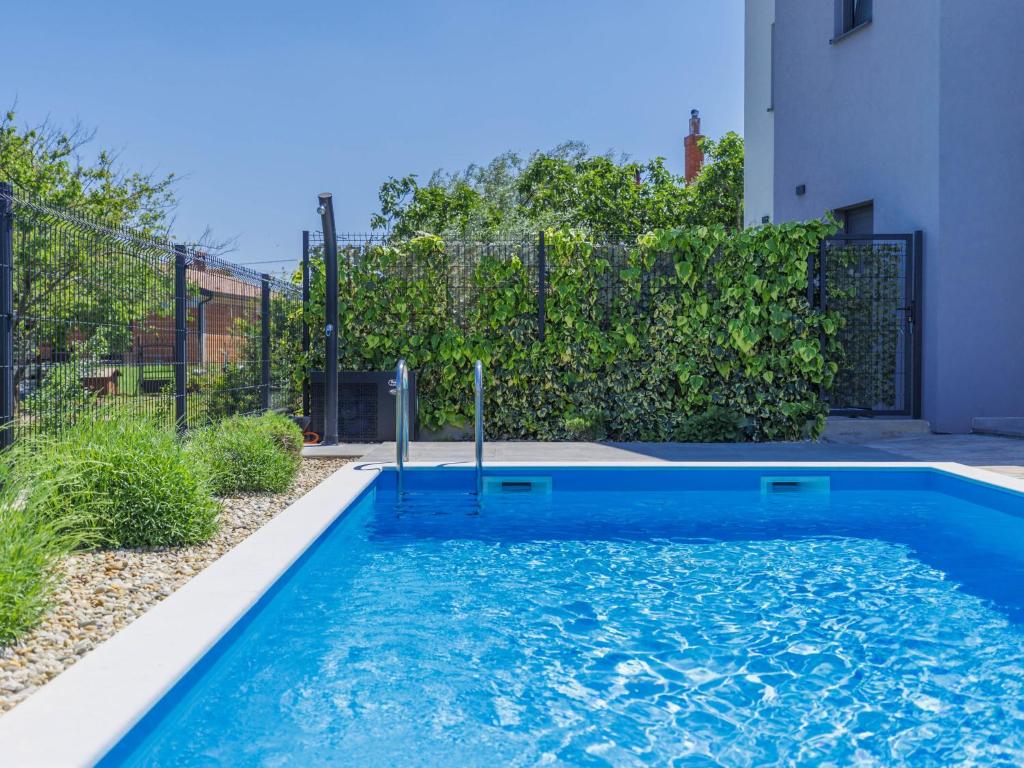 Bazén v ubytování Holiday Home Villa Isabela by Interhome nebo v jeho okolí