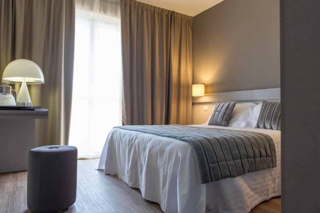 Postel nebo postele na pokoji v ubytování Hotel De La Ville