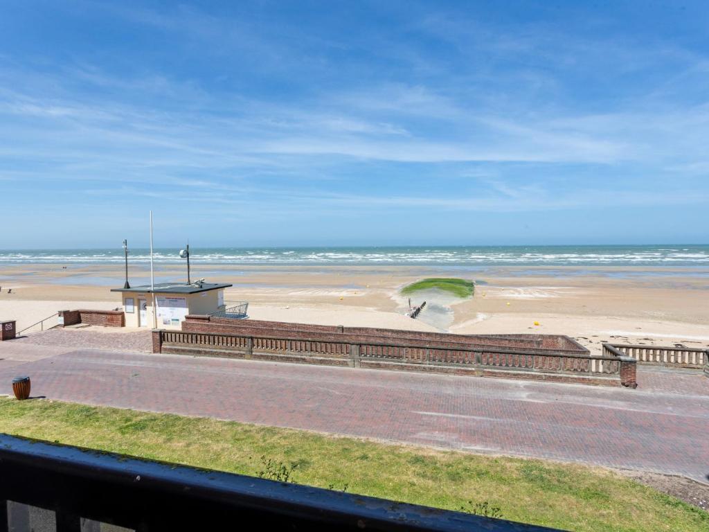 d'un balcon offrant une vue sur la plage et l'océan. dans l'établissement Apartment Les Terrasses du Casino by Interhome, à Cabourg