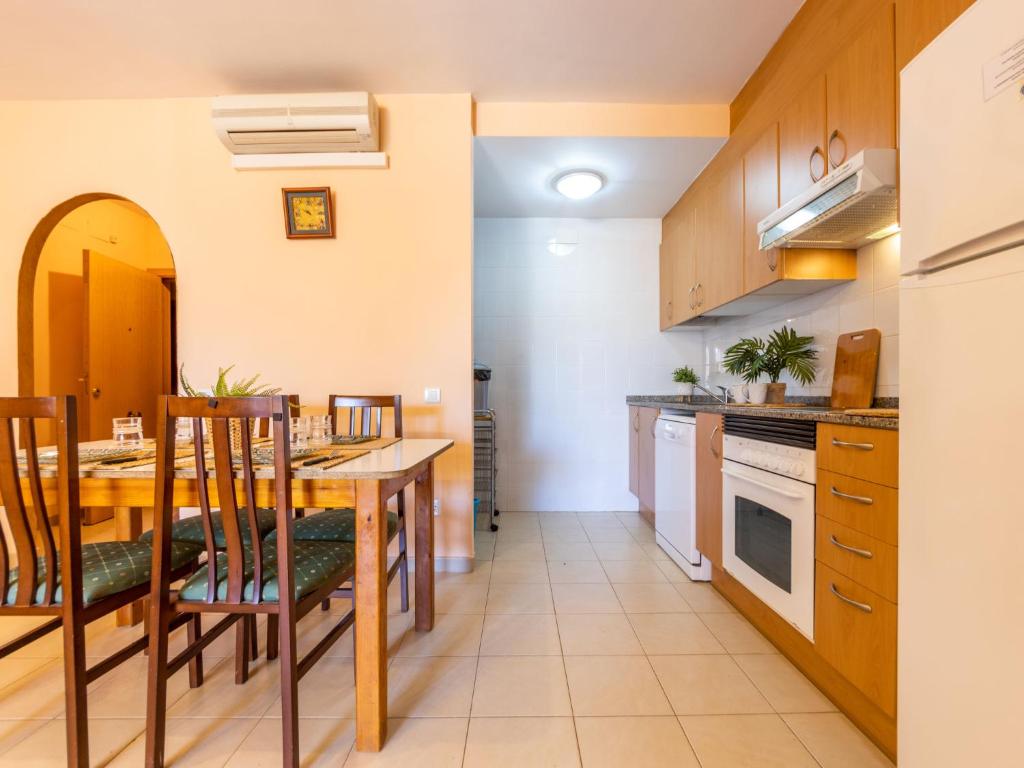 Kuchyň nebo kuchyňský kout v ubytování Apartment Res Mediterraneo-5 by Interhome