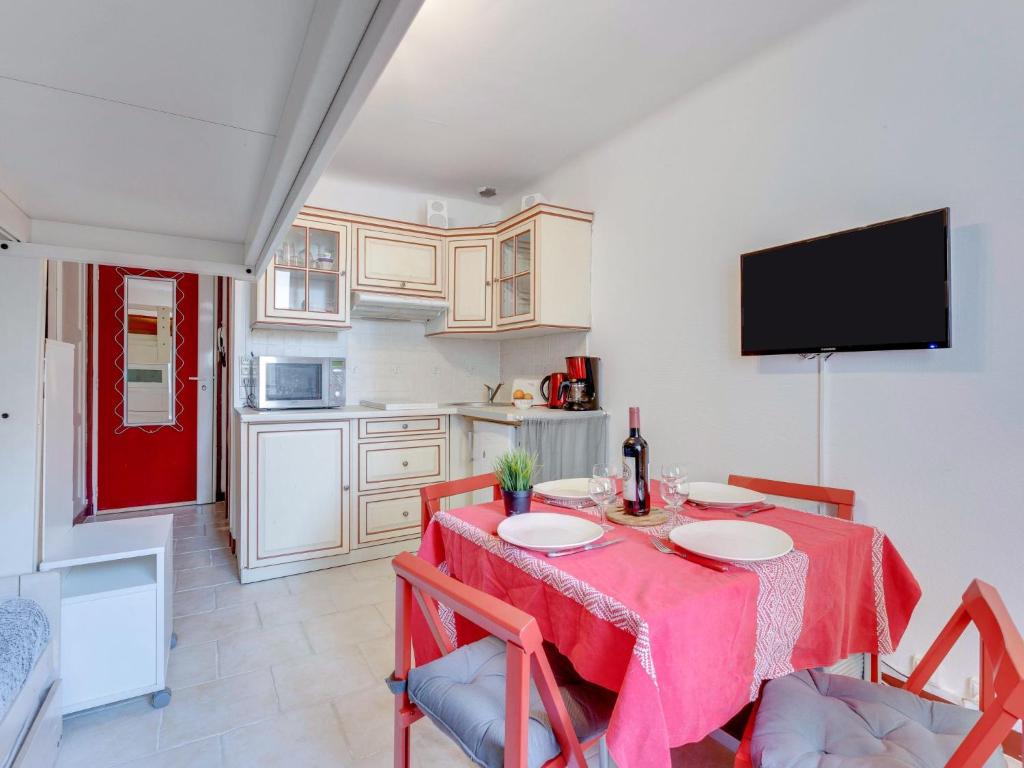 une salle à manger avec une table et un chiffon rouge dans l'établissement Studio Les 3 couronnes- l'Annexe by Interhome, à Saint-Jean-de-Luz
