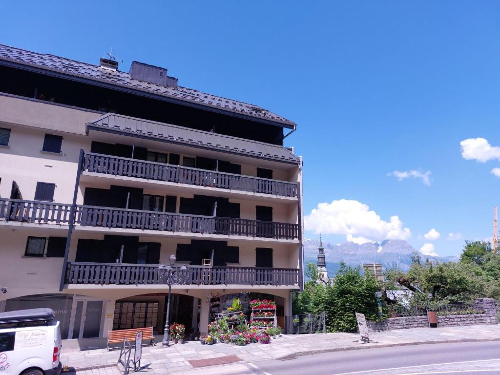 un grand bâtiment avec des balcons sur le côté dans l'établissement Apartment La Comtesse-9 by Interhome, à Saint-Gervais-les-Bains