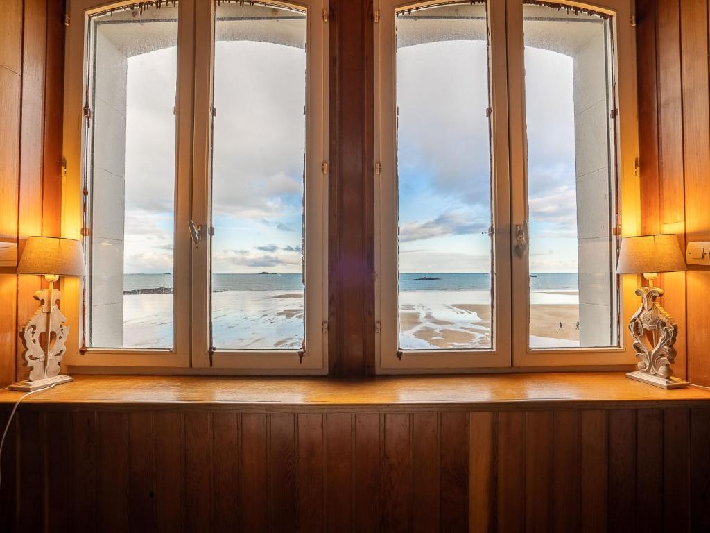 ein Fenster mit Blick auf den Strand in der Unterkunft Apartment Océan by Interhome in Saint-Malo
