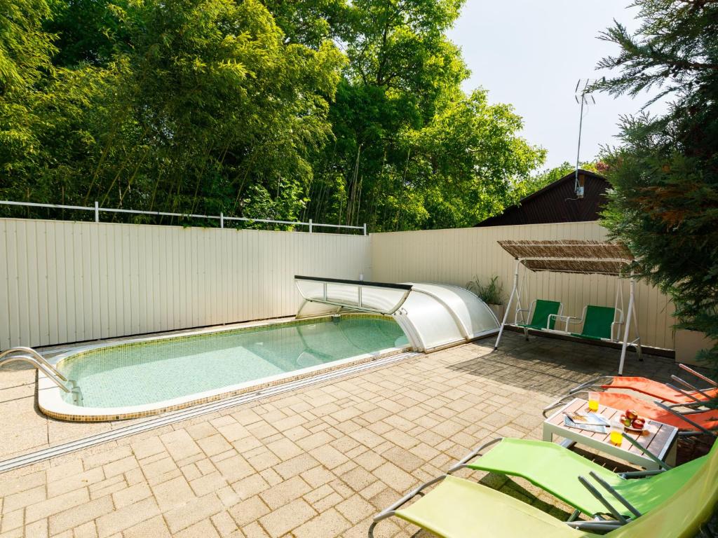 Bazén v ubytovaní Holiday Home Violetta Grande by Interhome alebo v jeho blízkosti
