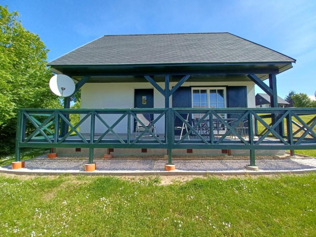 mały dom z balkonem i telewizją satelitarną w obiekcie Holiday Home Holiday Hill 47 by Interhome w mieście Lauterwasser