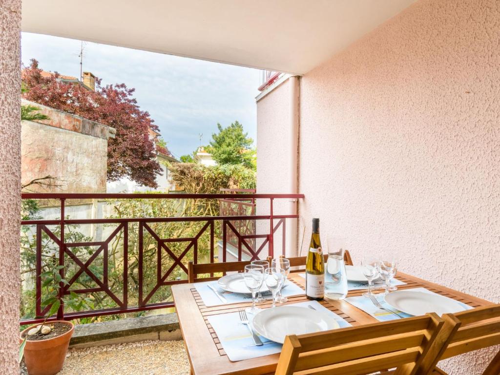 - une table avec des verres et une bouteille de vin sur le balcon dans l'établissement Apartment Artéthys by Interhome, à Arcachon