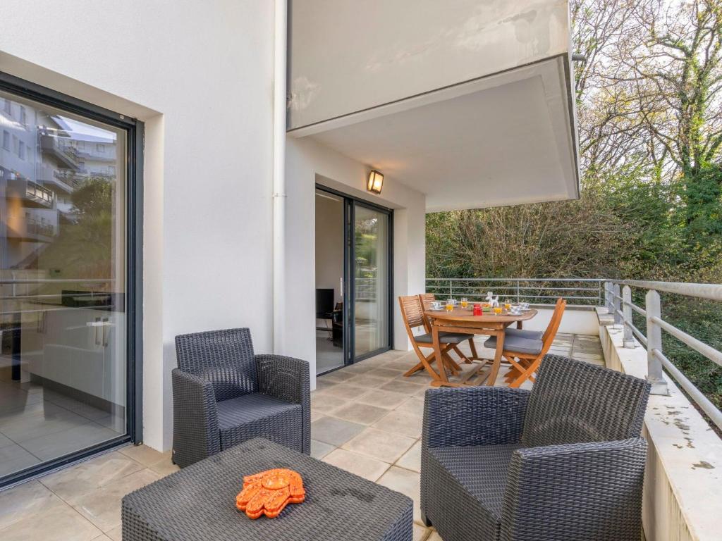 eine Terrasse mit Stühlen und einem Tisch auf dem Balkon in der Unterkunft Apartment Résidence Hego Alde by Interhome in Saint-Jean-de-Luz