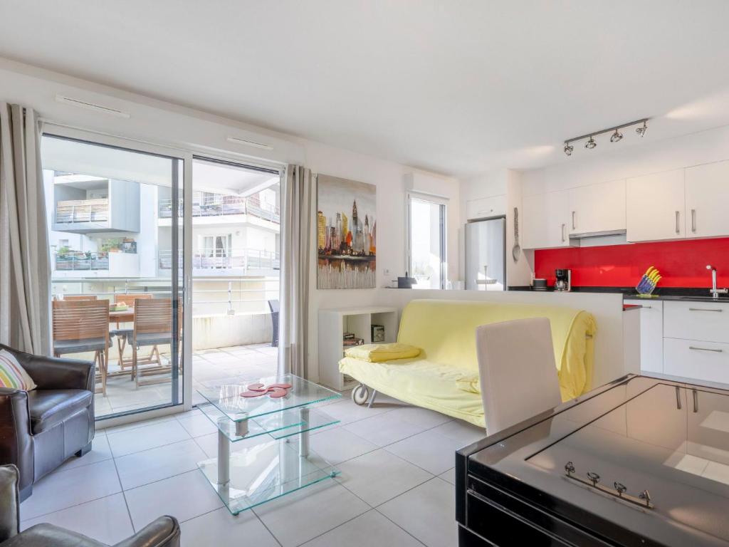 ein Wohnzimmer mit einem gelben Sofa und einem Tisch in der Unterkunft Apartment Résidence Hego Alde by Interhome in Saint-Jean-de-Luz