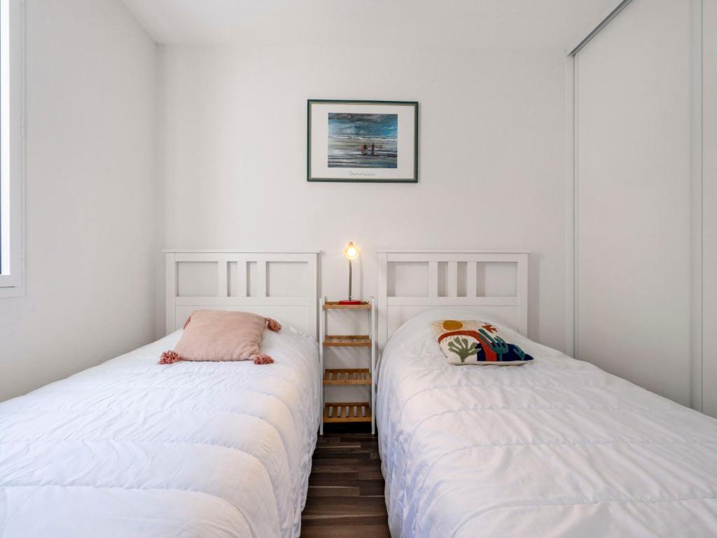 Ein Bett oder Betten in einem Zimmer der Unterkunft Apartment R&eacute;sidence Hego Alde by Interhome