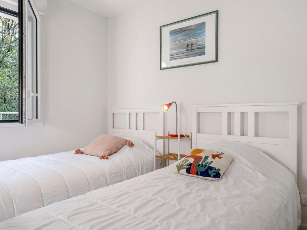 2 Betten in einem Zimmer mit weißen Wänden in der Unterkunft Apartment Résidence Hego Alde by Interhome in Saint-Jean-de-Luz