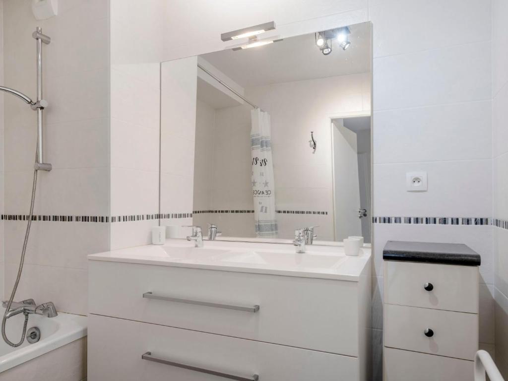 Ein Badezimmer in der Unterkunft Apartment R&eacute;sidence Hego Alde by Interhome