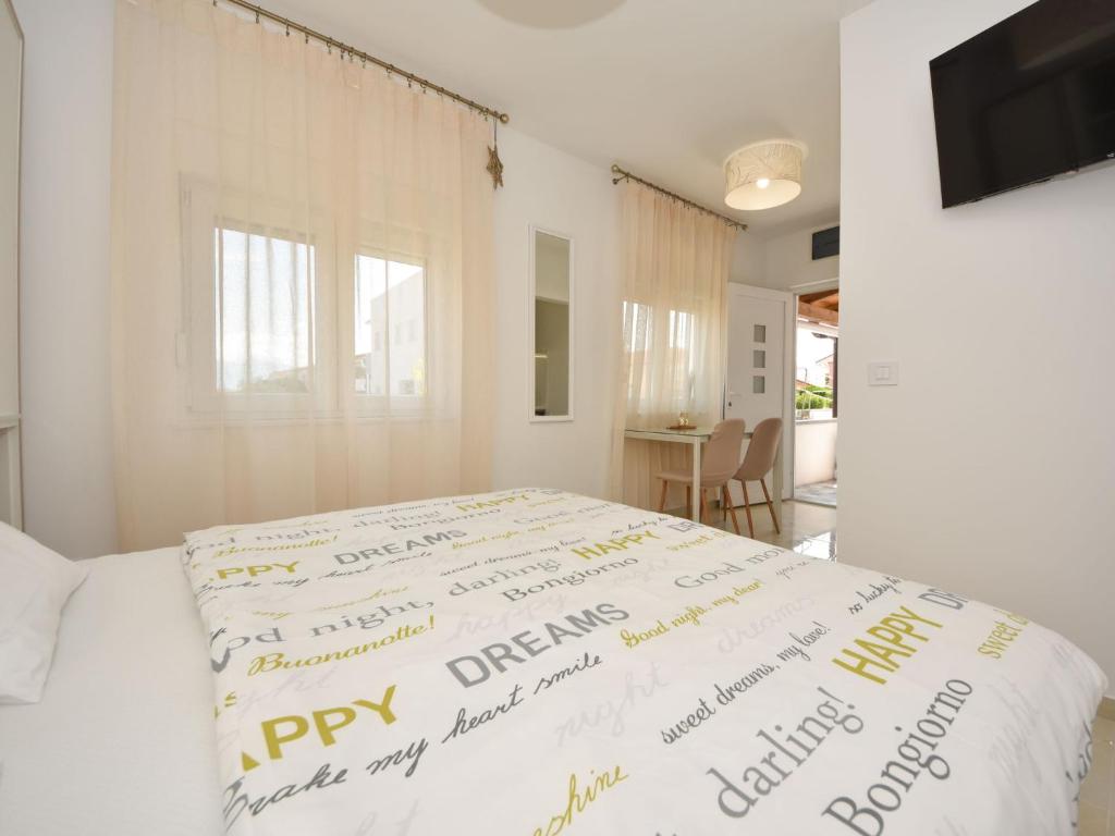 Postel nebo postele na pokoji v ubytování Apartment Matanovi Dvori-1 by Interhome