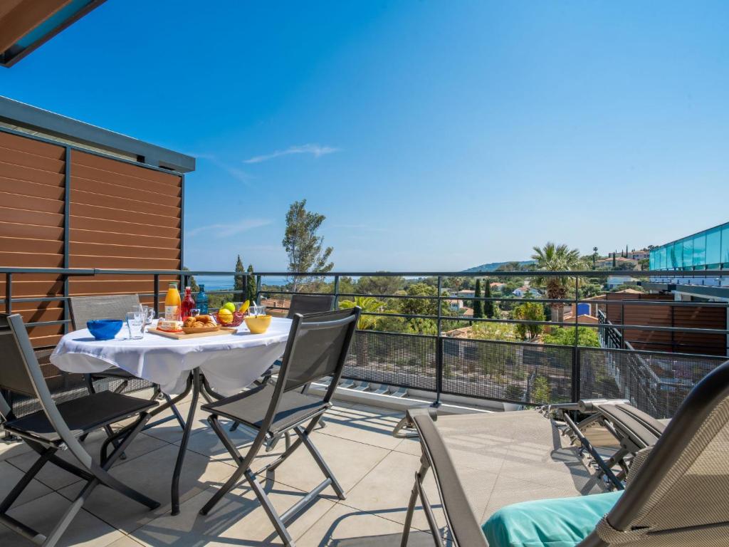 un patio avec une table et des chaises sur un balcon dans l'établissement Apartment Le Diamanti-1 by Interhome, à Saint-Aygulf