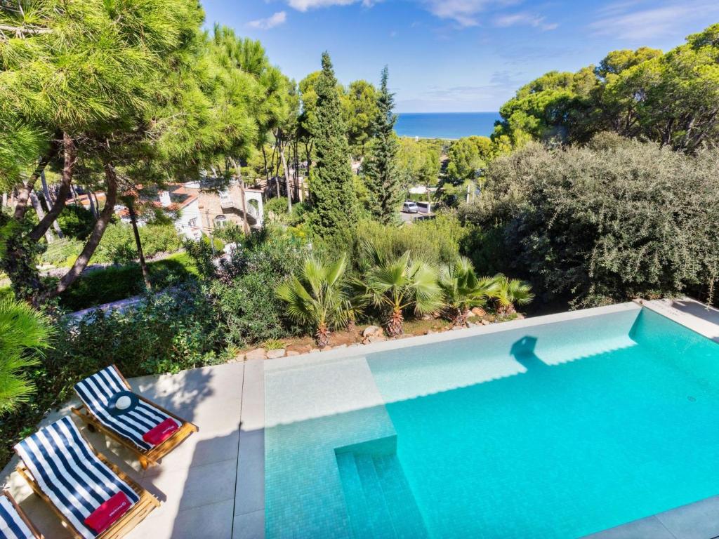Bazén v ubytovaní Holiday Home Angela by Interhome alebo v jeho blízkosti