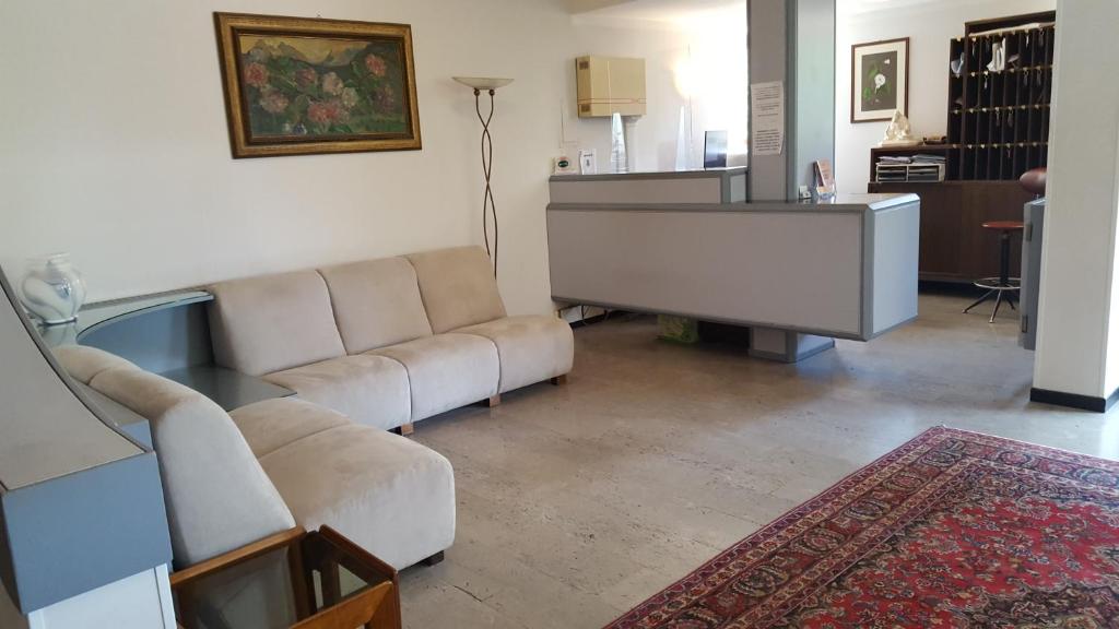 Hotel Palladio في San Fior di Sopra: غرفة معيشة مع أريكة وطاولة
