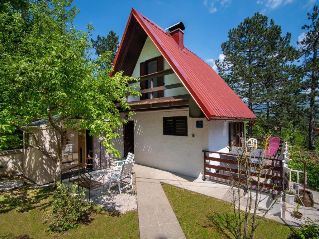 LičにあるChalet Nina by Interhomeの赤屋根の家
