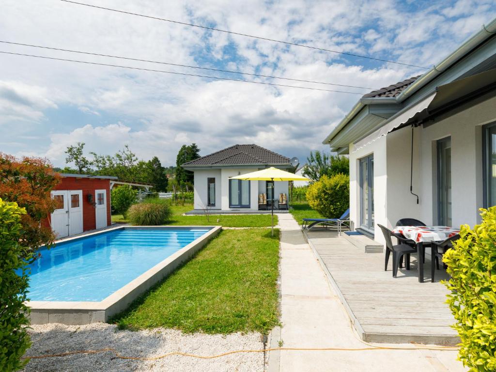 The swimming pool at or close to Holiday Home Geminis by Interhome