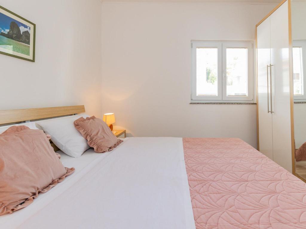 Łóżko lub łóżka w pokoju w obiekcie Apartment Maja-3 by Interhome