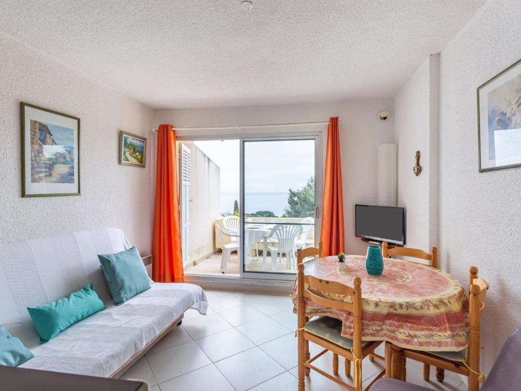 un salon avec un canapé et une table dans l'établissement Apartment Les Pescadieres-4 by Interhome, au Lavandou