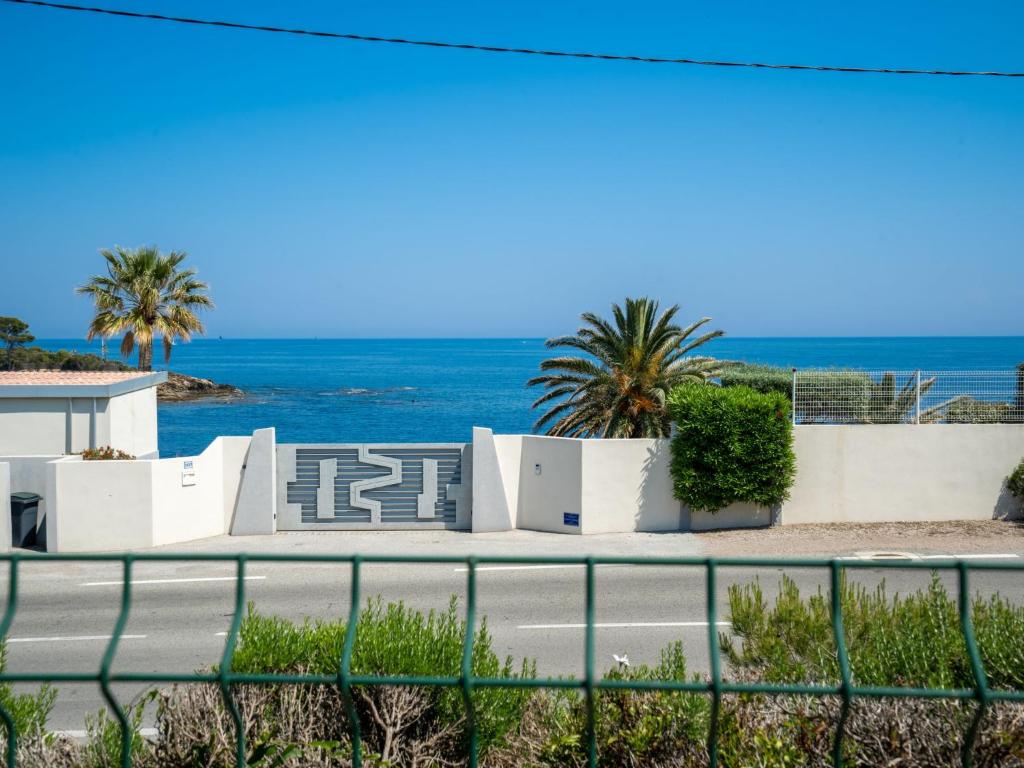 - une vue sur l'océan depuis une clôture dans l'établissement Apartment Le Front de Mer-5 by Interhome, à Saint-Aygulf