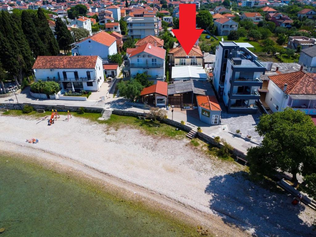 - une vue aérienne sur une plage avec une flèche rouge dans l'établissement Apartment Beach Feelings by Interhome, à Sukošan