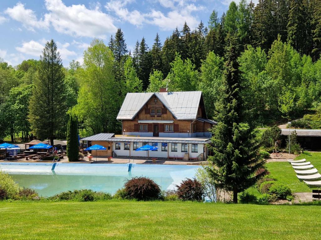 Bazén v ubytování Chalet Krakonoš by Interhome nebo v jeho okolí