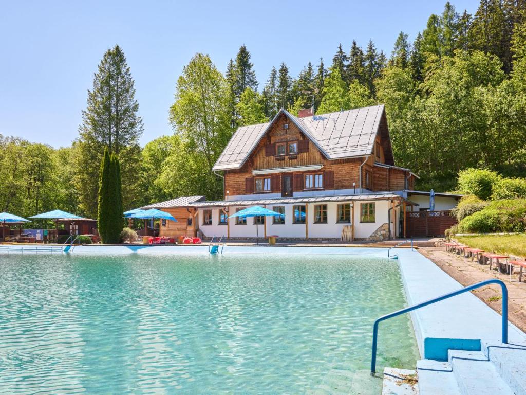 Bazén v ubytování Chalet Krakonoš by Interhome nebo v jeho okolí