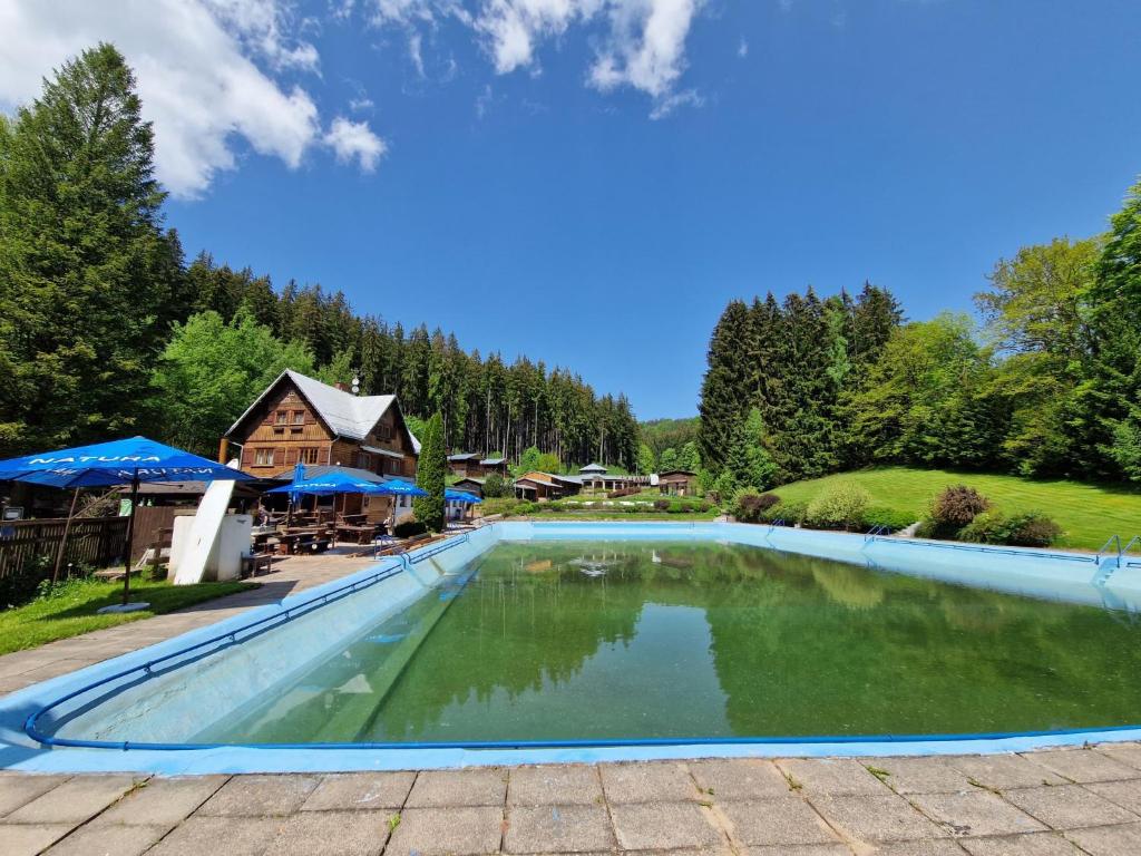 Bazén v ubytování Chalet Krakonoš by Interhome nebo v jeho okolí