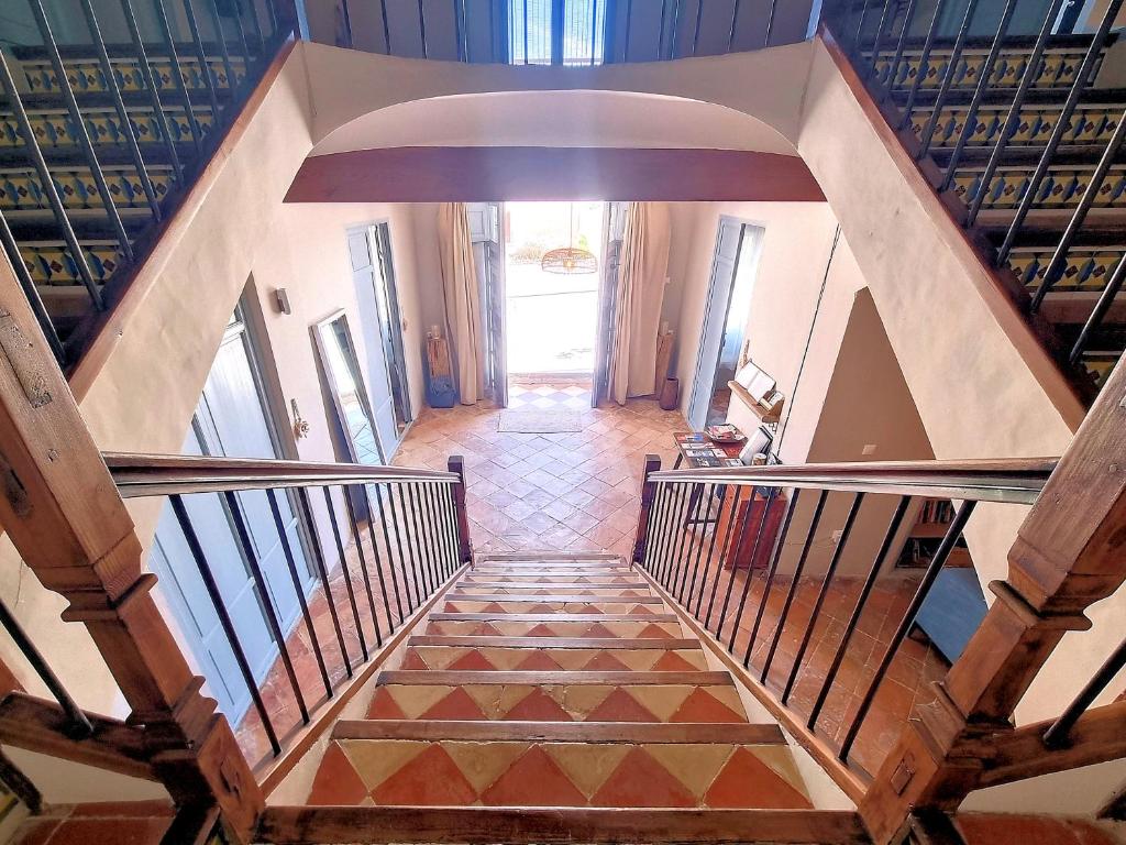 una escalera de caracol en una casa con escalera en Mansion taratatá, en El Pinós (Pinoso)