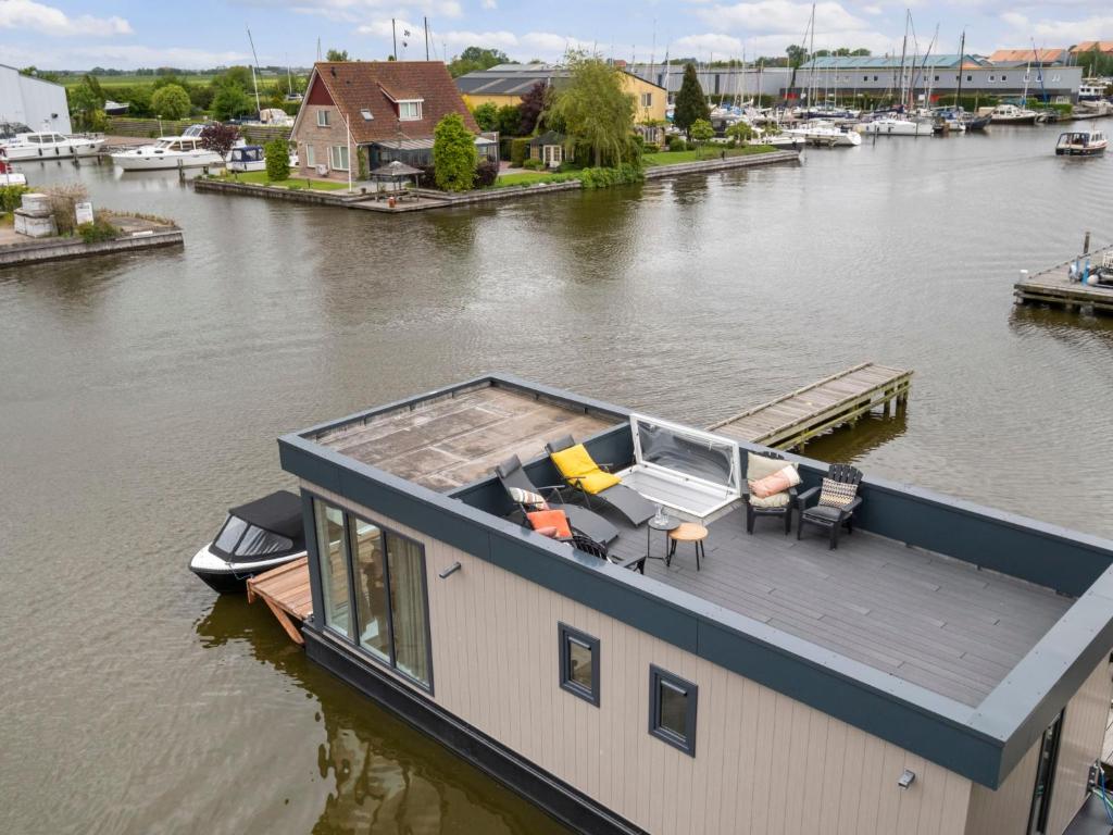 een afbeelding van een woonboot op een rivier bij Holiday Home Harboursuite incl- boot-2 by Interhome in Woudsend