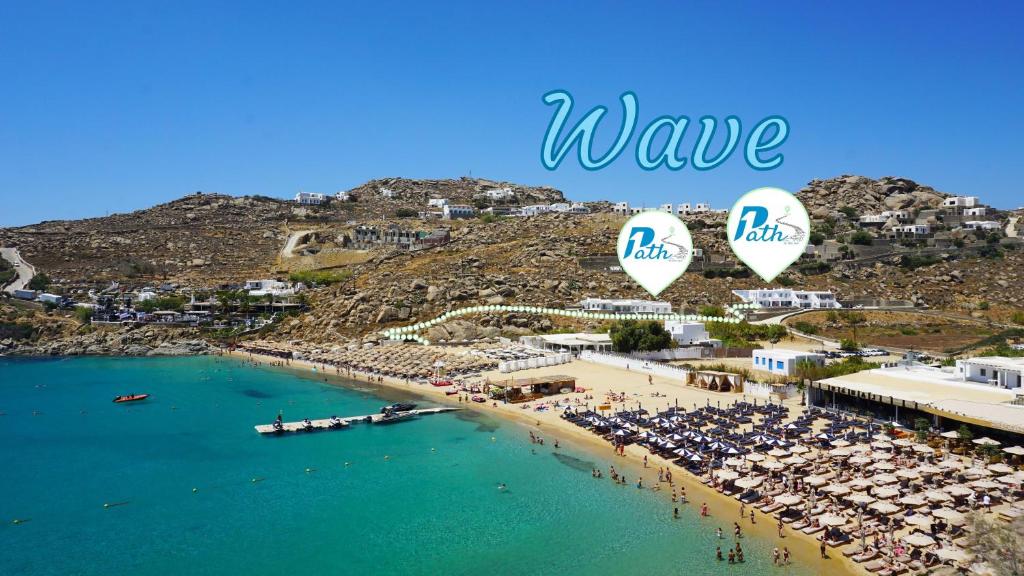 una vista aérea de una playa con dos globos cardiacos en 1Path Wave Mykonos Super Paradise Beach House, en Mykonos ciudad