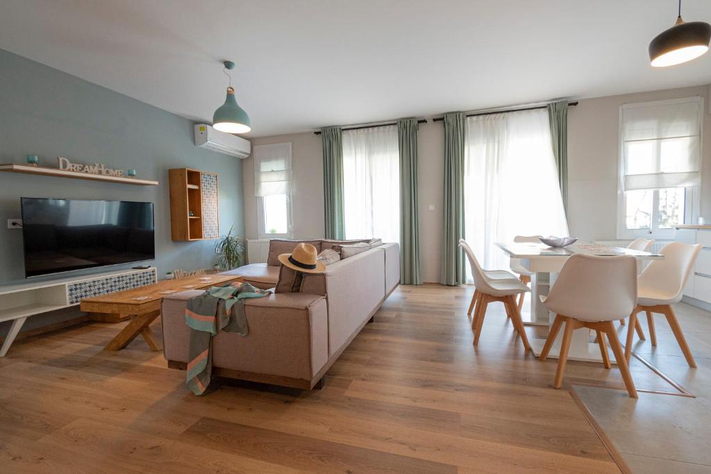Televisyen dan/atau pusat hiburan di Simon Apartment by RentalsPro- Nea Moudania Halkidiki