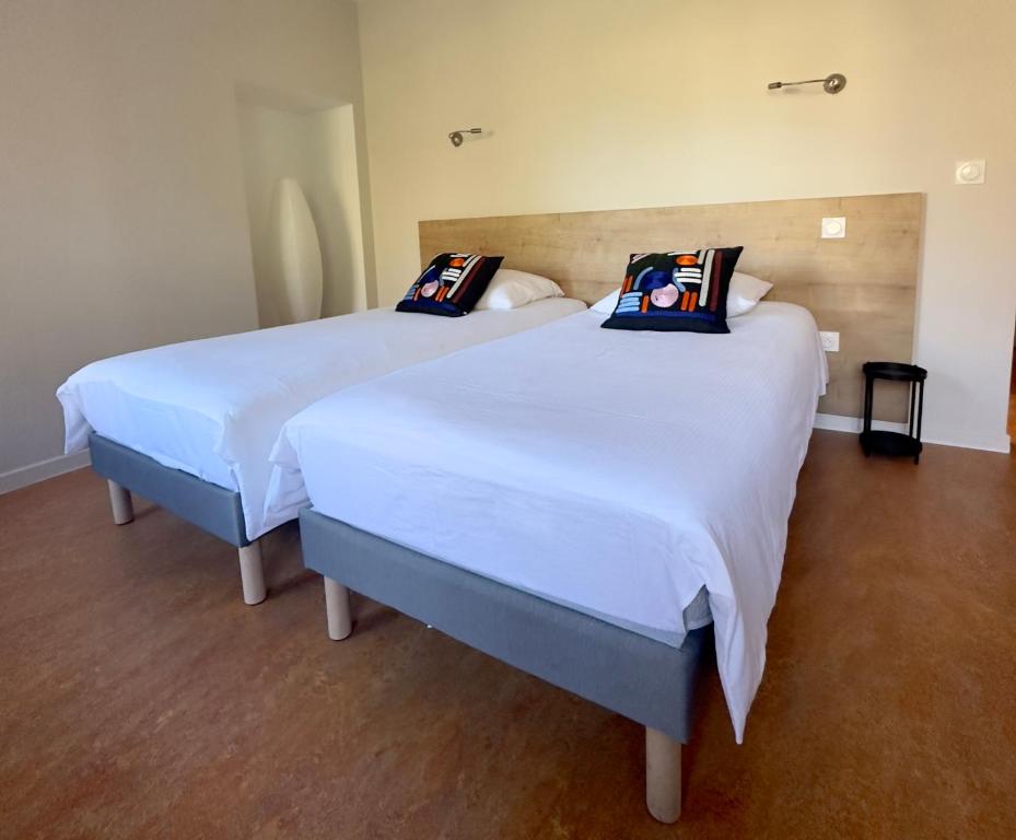 Letto o letti in una camera di Logis hôtel restaurant l'Argence
