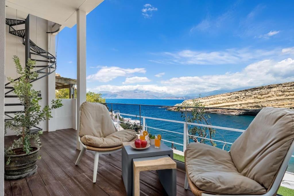 d'un balcon avec des chaises et une vue sur l'océan. dans l'établissement Nieva Apartment 1, à Matala