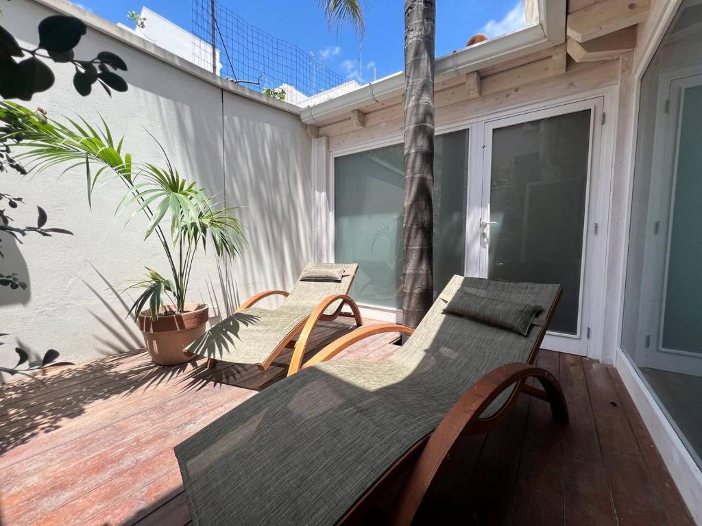 un patio con 3 sillas y una mesa en una terraza en Dimora dei Salentini en Lecce