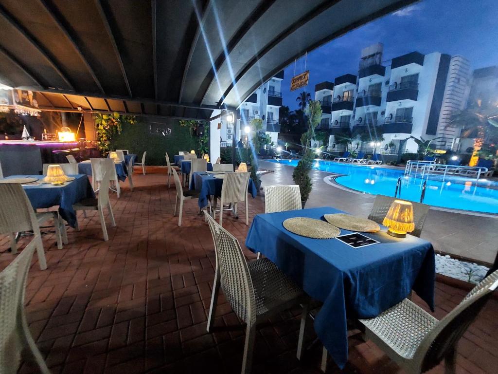 Bazén v ubytování Summer rose hotel nebo v jeho okolí