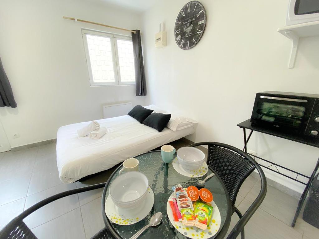 un salon avec une table et un lit dans l'établissement Le Vinci 2, à Calais