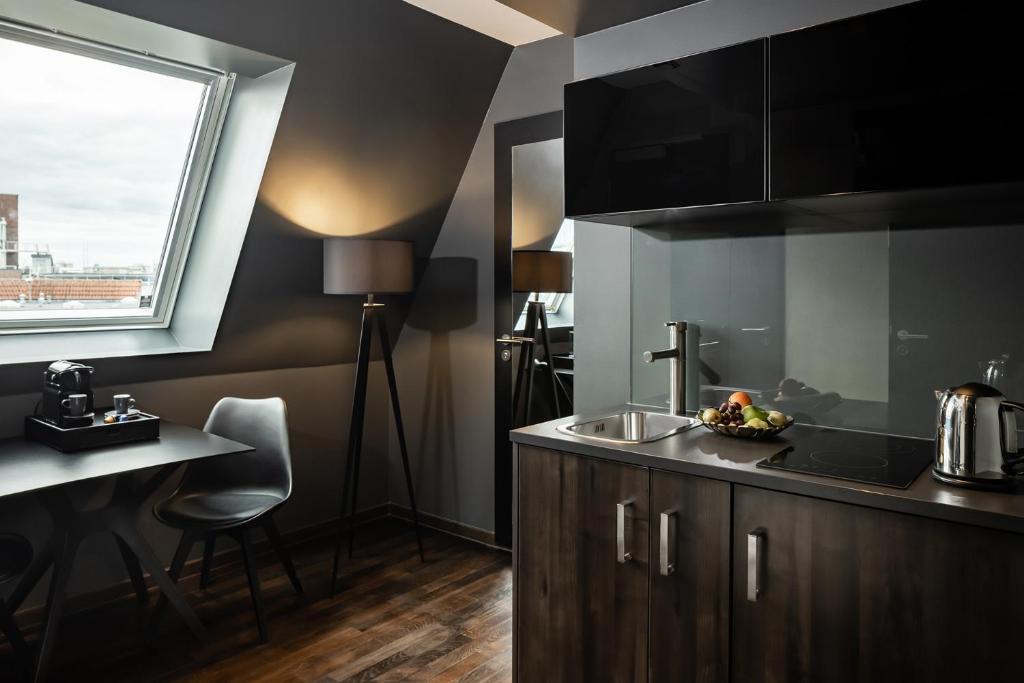 Kuchyň nebo kuchyňský kout v ubytování Hotel ZOE by AMANO