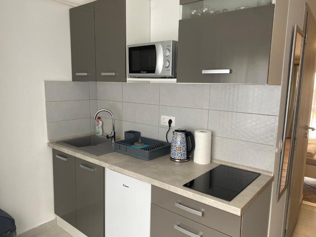 Kuchyň nebo kuchyňský kout v ubytování SunSet Beach Apartman
