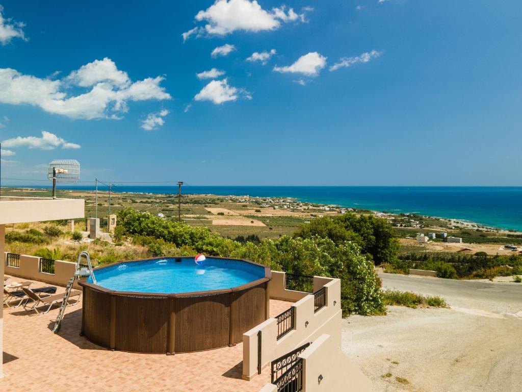 un patio con bañera de hidromasaje y vistas al océano en Serenitas, family house with great views, en Sfakiá