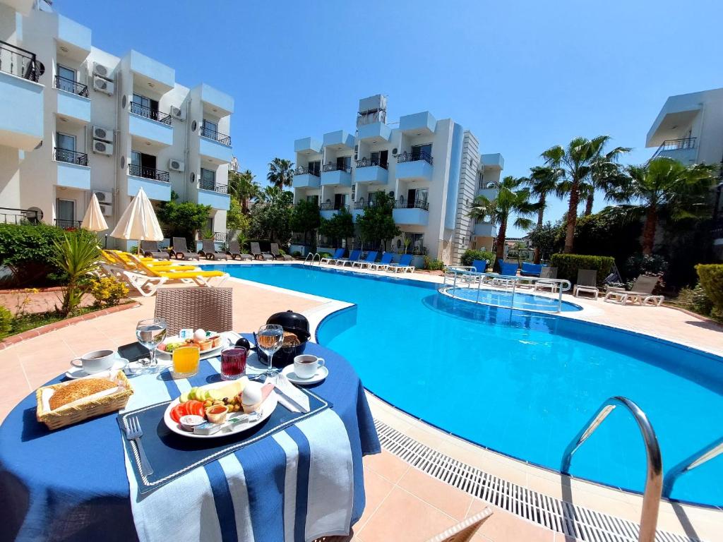 Bazén v ubytování Summer rose hotel nebo v jeho okolí
