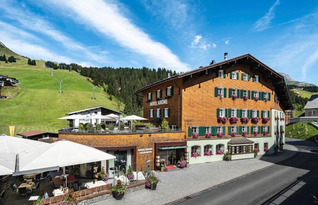 eine Luftansicht eines Gebäudes mit einem Restaurant in der Unterkunft Romantik Hotel Krone in Lech am Arlberg