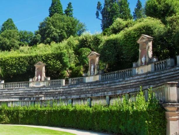 フィレンツェにあるCasa di Annuscaの茂みや木々が茂る公園内の石垣