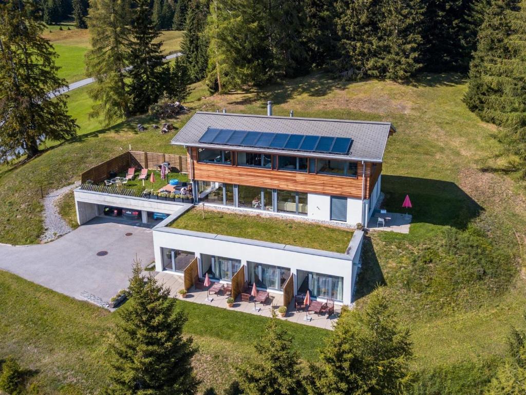 una vista aérea de una casa con jardín en Apartment Raschainas Lenzerheide by Interhome, en Sporz