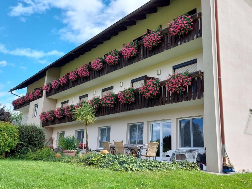 Vonkajšia záhrada v ubytovaní Apartment Sonnenblume by Interhome