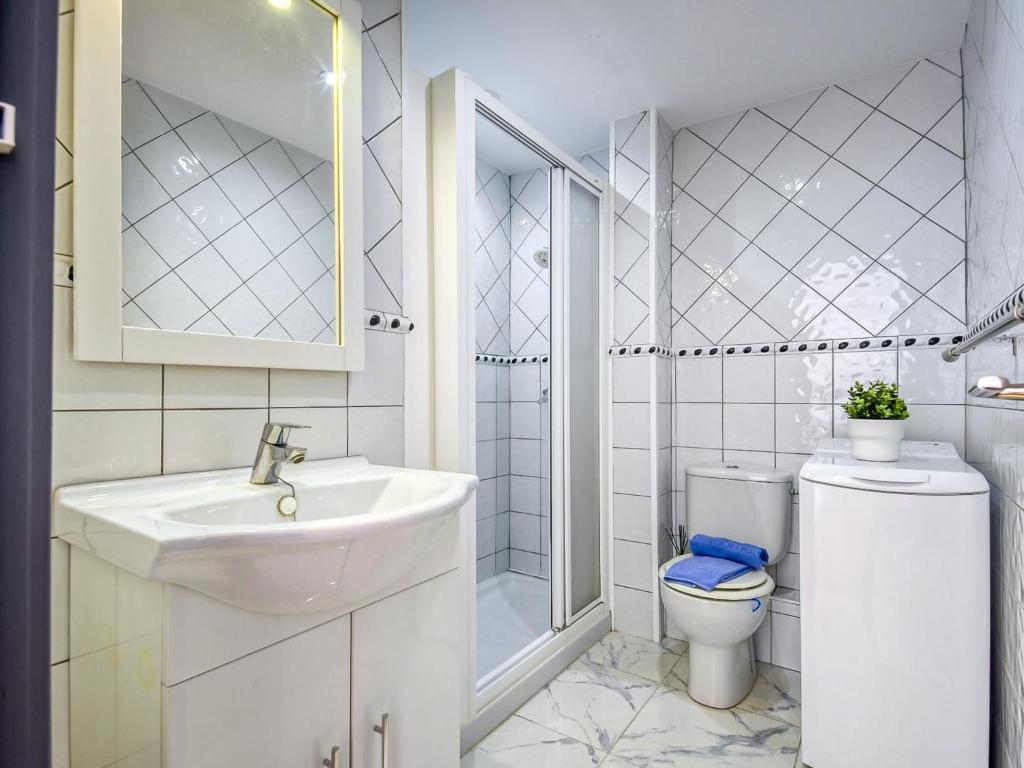 Kúpeľňa v ubytovaní Apartment Blaumar by Interhome