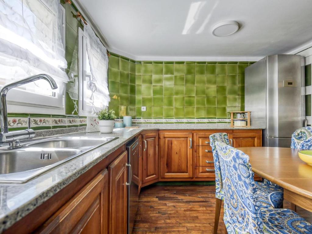 Kuchyňa alebo kuchynka v ubytovaní Holiday Home Pare Claret by Interhome