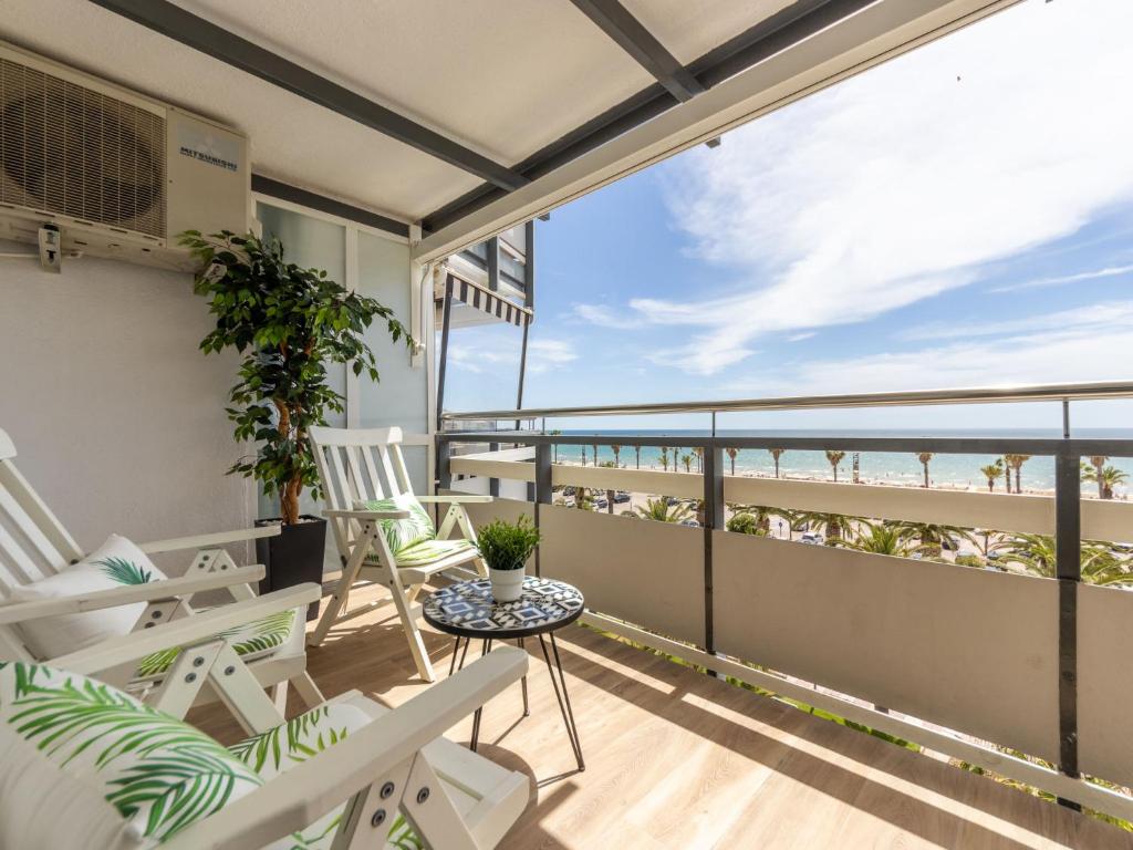 uma varanda com cadeiras e uma mesa e vista para a praia em Apartment Rodas-5 by Interhome em Salou