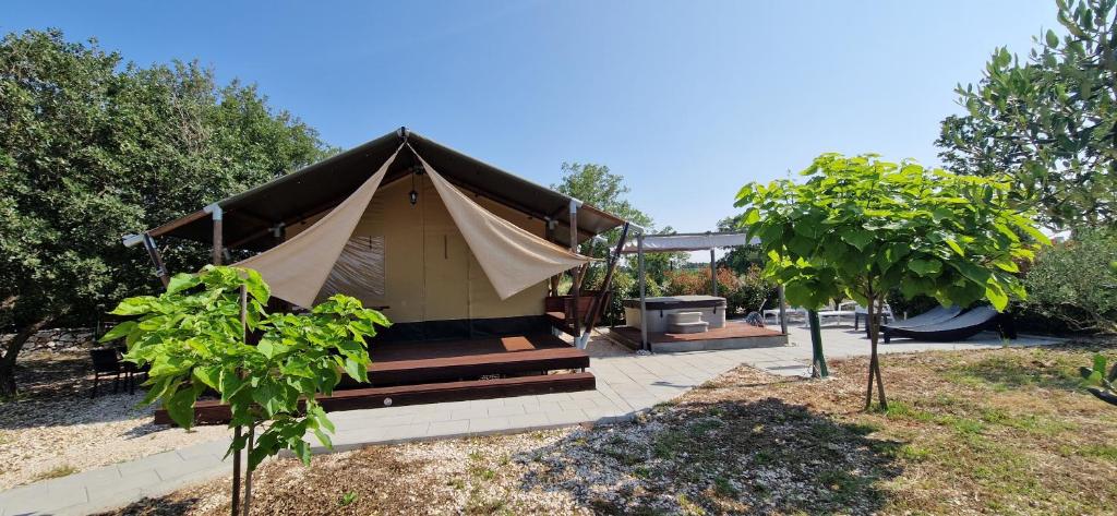 Zahrada ubytování Grande Glamping with Pool